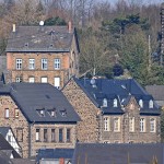 "Blick auf alte Schule und Pfarrhaus" - Heinz Köhmstedt