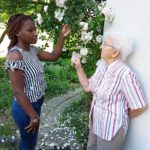 Zwei Generationen, zwei Welten. Die Studentin Raissa Nono wohnt mit der Seniorin Rosemarie Dillmann im Kreis Mayen-Koblenz zusammen. Foto: Studierendenwerk Koblenz