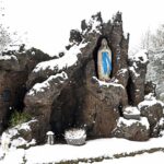 „Schneetreiben um die Lourdesgrotte“ – Foto Heinz Köhmstedt