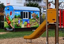 Bemalter Bauwagen dient als KiTa-Büro