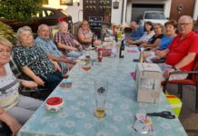 Beim „Stuhlfest“ die Nachbarschaft gepflegt
