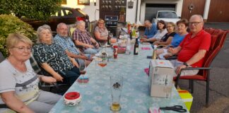 Beim „Stuhlfest“ die Nachbarschaft gepflegt